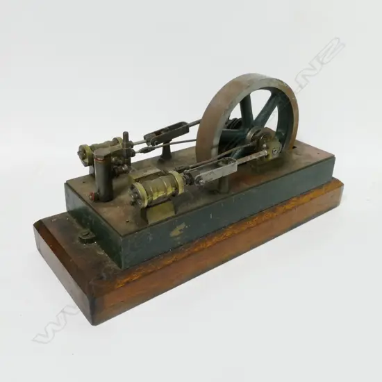 A model of a piston driven fly wheel