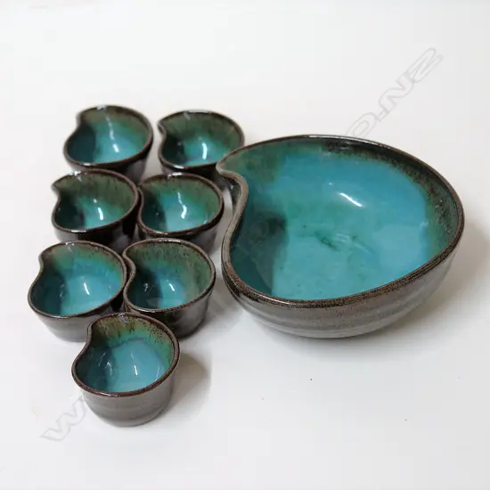 An Elizabeth Lissaman eight-piece bowl set