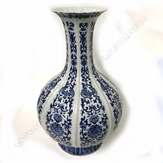 A quality museum reproduction Chinese Qing Ching Dynasty baluster vase