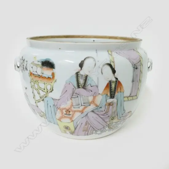 A Chinese porcelain jardiniere