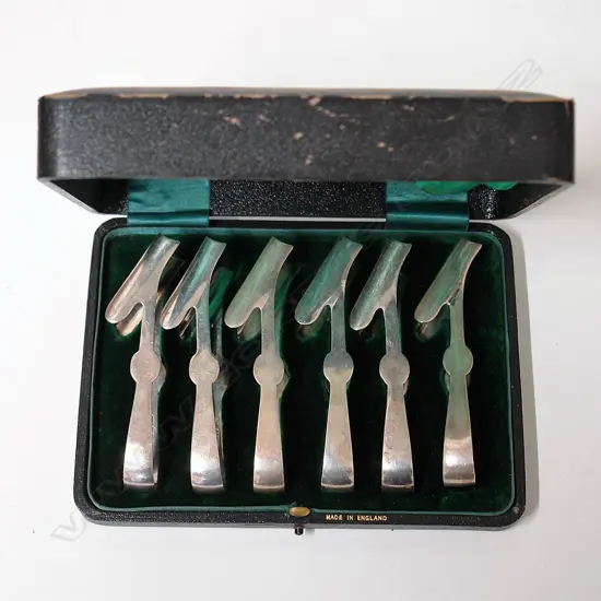 A cased set of six Edwardian silver asparagus tongs