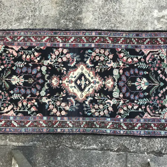 An Iranian Hamadan seccade runner