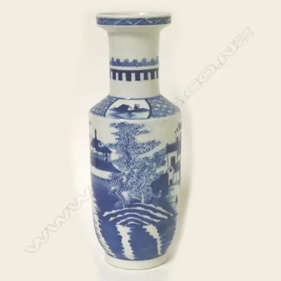 A Chinese porcelain blue and white vase