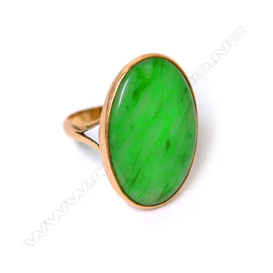 A 15ct. gold and jadeite dress ring
