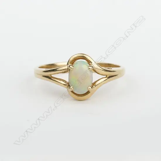 A vintage 9ct. yellow gold and opal ring