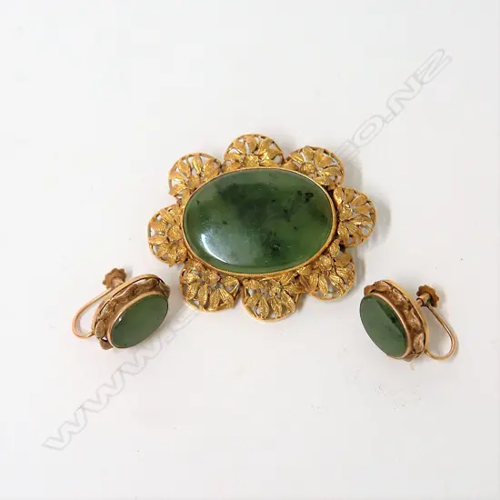 A good vintage 9ct. rose gold and pounamu brooch and earring set