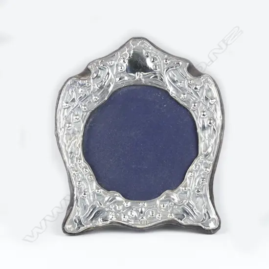 An Art Nouveau style silver mounted photo frame