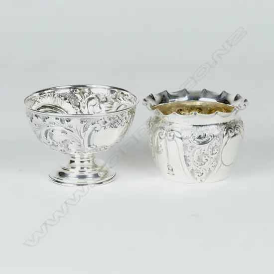 Two small Edwardian silver circular dishes