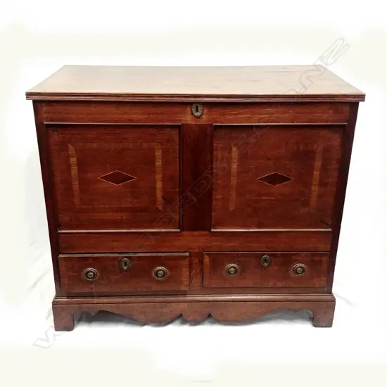 A Georgian oak mule chest of small proportions