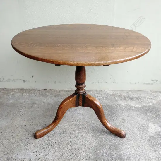 An oak Georgian style small tilt-top supper table