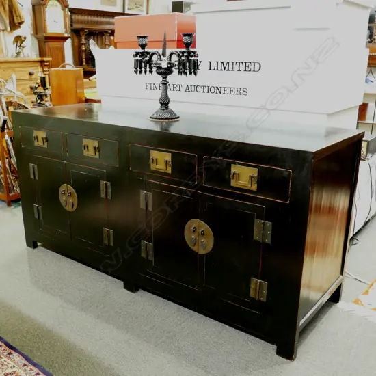 A modern Chinese black sideboard