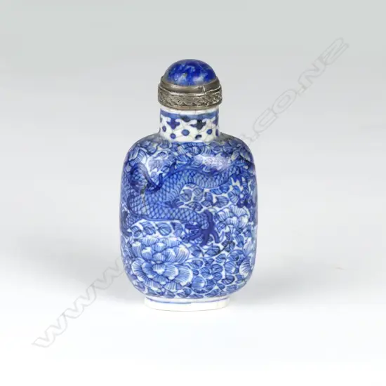 A Chinese porcelain snuff bottle