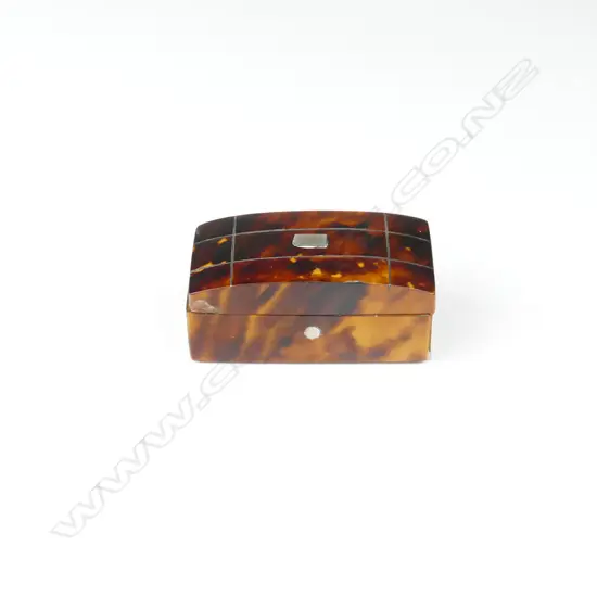 A Georgian tortoiseshell snuff box