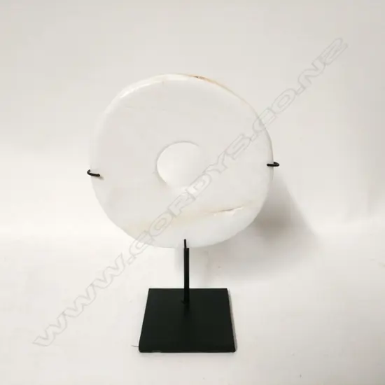 A giant clam (tridacna gigas) shell currency ring