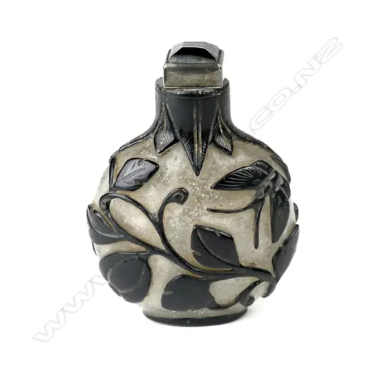 A Chinese glass snuff bottle