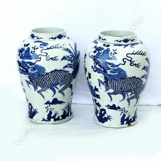A pair of Chinese blue and white jars