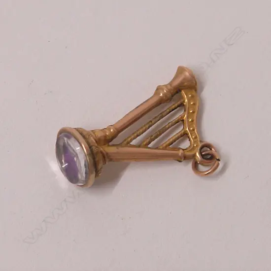 An early 20thC 9ct. yellow gold and amethyst harp form fob seal