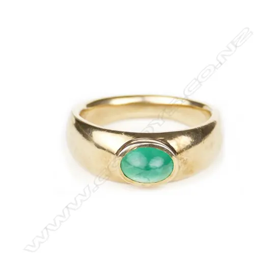 A 9ct gold and emerald ring