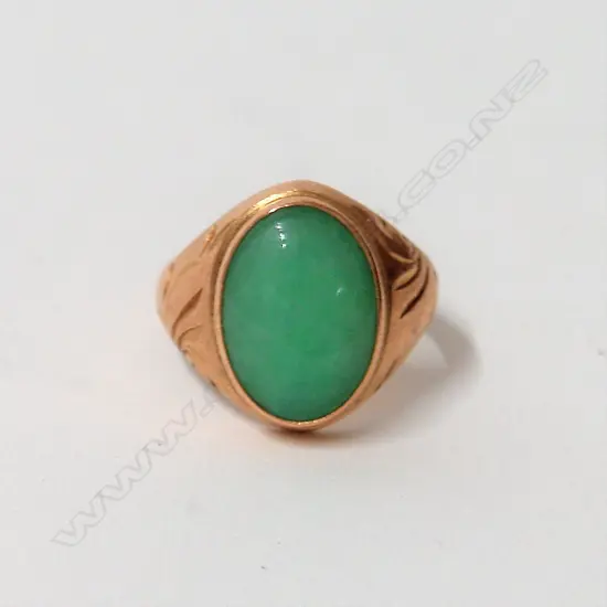 A vintage 22ct. yellow gold and jadeite ring