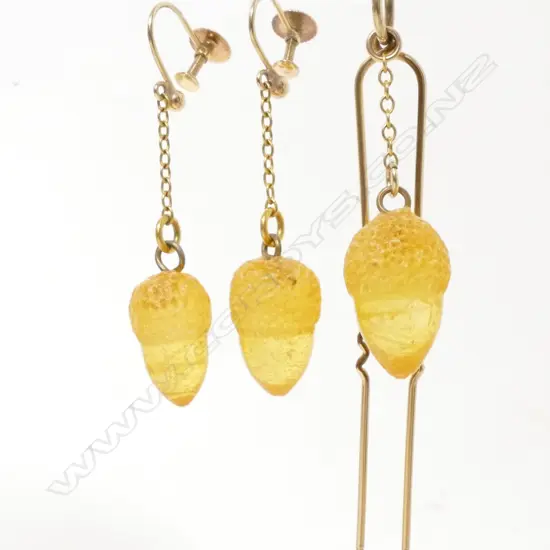 A suite of vintage 9ct. gold and kauri gum jewellery