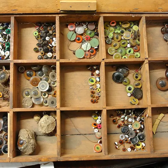 A boxed collection of various vintage teddy bear and other glass eyes