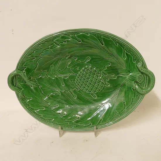 An early 19thC green majolica platter