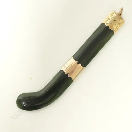 A N.Z. colonial greenstone and 9ct. gold mounted kapeu pendant