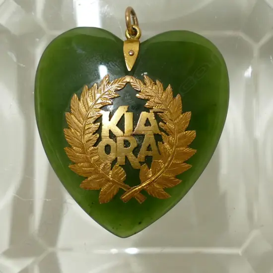 A N.Z. greenstone and 9ct. gilded yellow gold mounted heart pendant