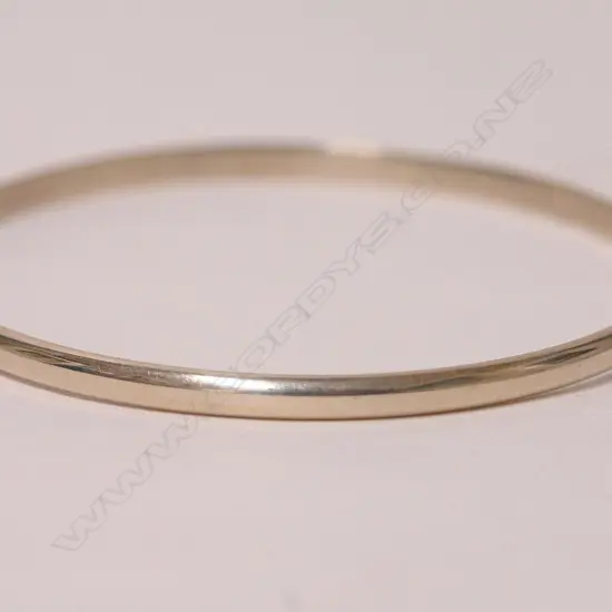 A modern 9ct. white gold lady's bangle