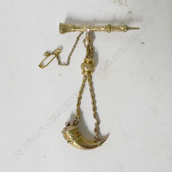 An unusual 9ct. gold brooch