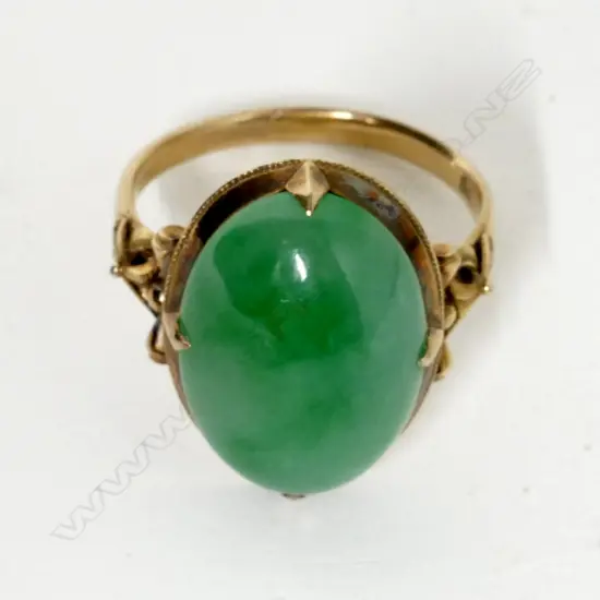 A Chinese 14ct. gold and jade ring