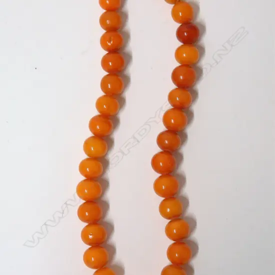 A vintage strand of 32 amber beads