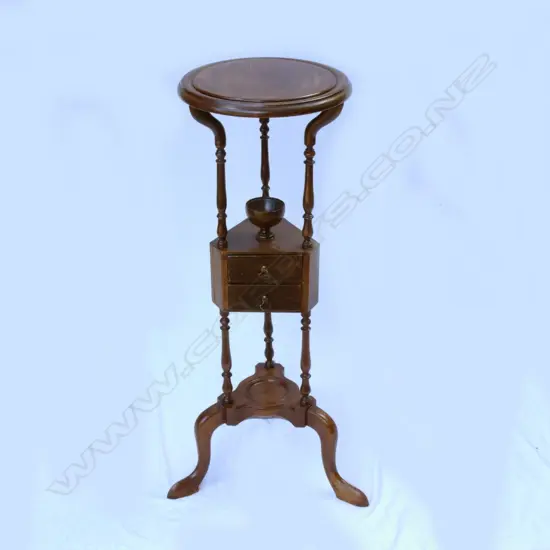 An Edwardian mahogany shaving stand
