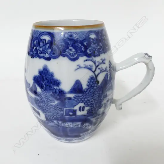 A Chinese export ware porcelain barrel shaped mug