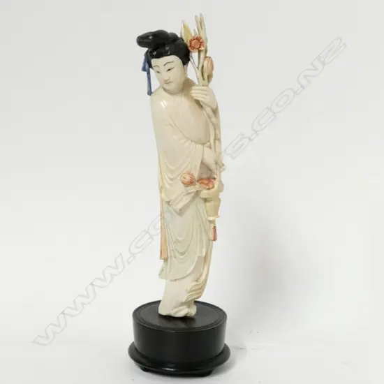 A Chinese ivory figurine