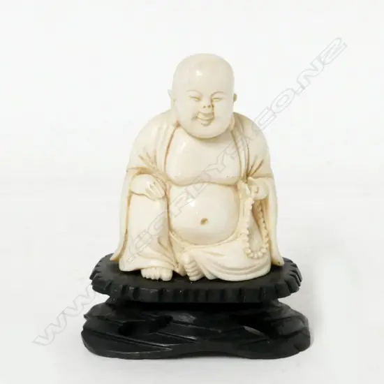 A carved Chinese ivory figurine