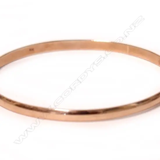 A lady's modern 9ct. yellow gold bangle
