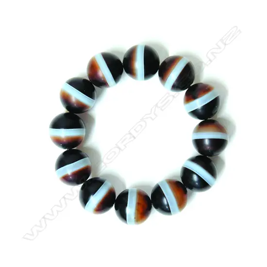 A banded agate bead bracelet