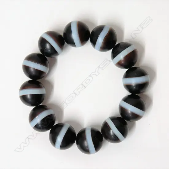 A banded agate bead bracelet