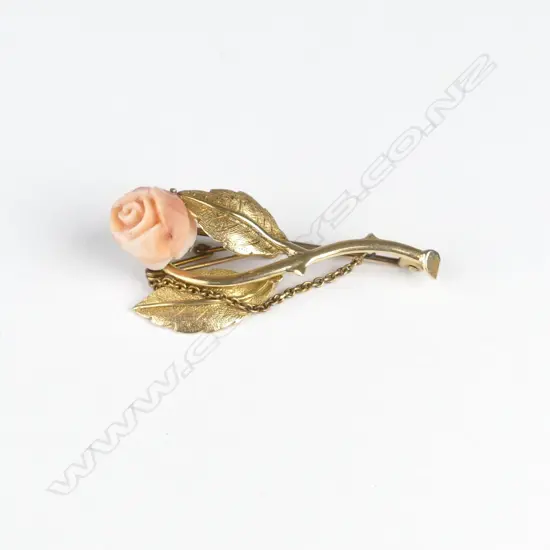 An early 20thC 15ct. yellow gold and carved coral rose spray brooch