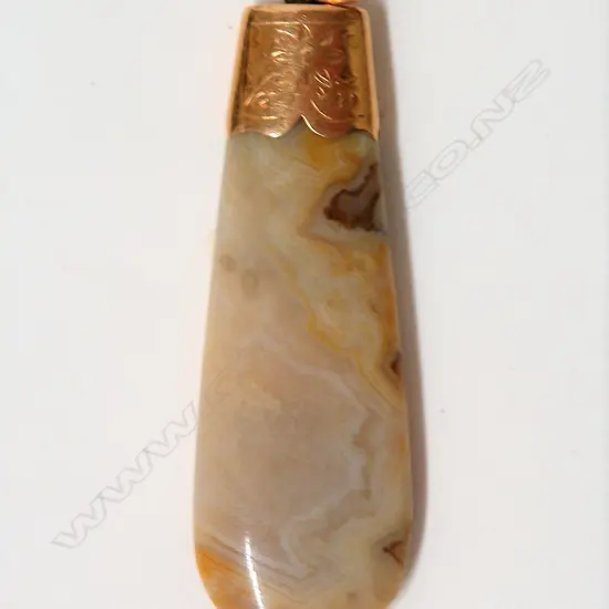 A colonial 15ct. yellow gold mounted banded agate pendant
