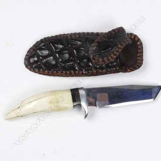 A small hunting knife
