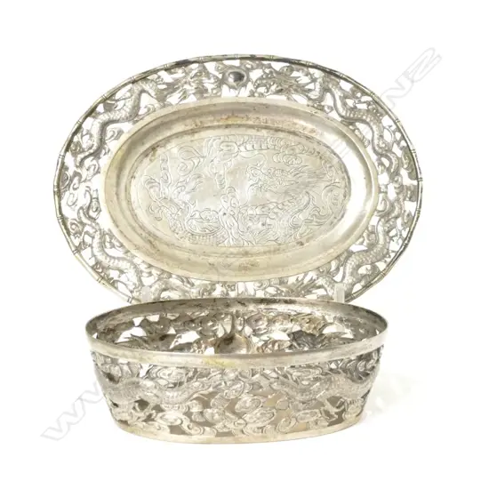 A Chinese Shanghai small dish on stand