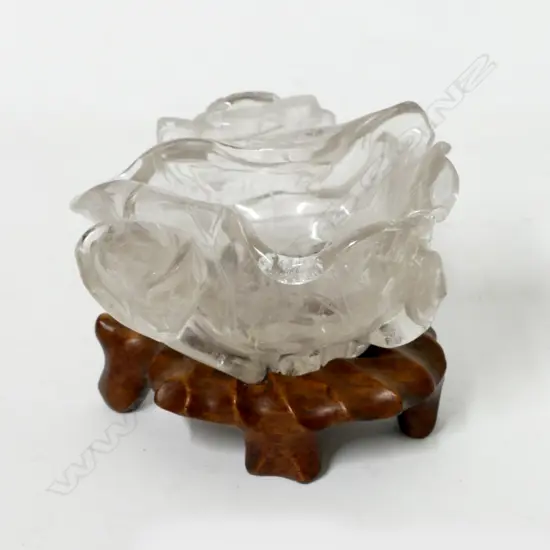 A small Chinese quartz libation cup