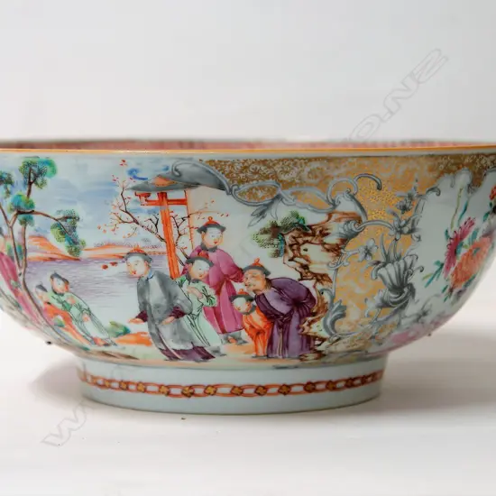 An 18thC Chinese export famille rose bowl