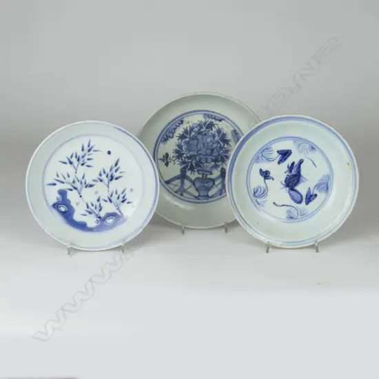 Three provincial Ming blue and white shallow dishes