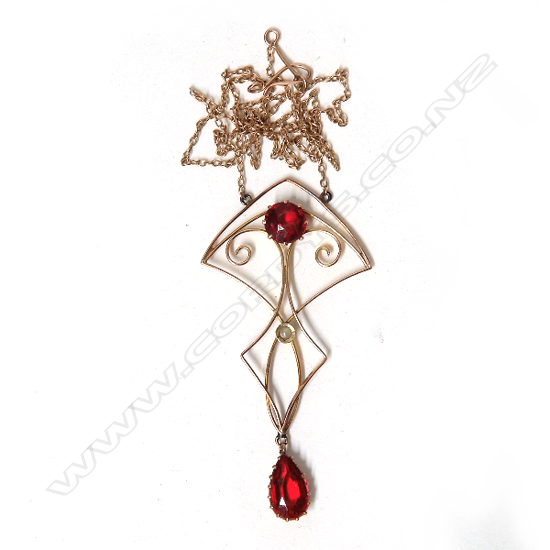 An Art Nouveau 9ct. yellow gold pendant necklace