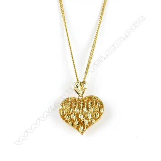 A 22ct. gold heart pendant and chain