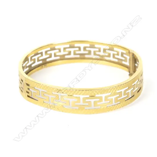 An 18ct. gold hinged bangle