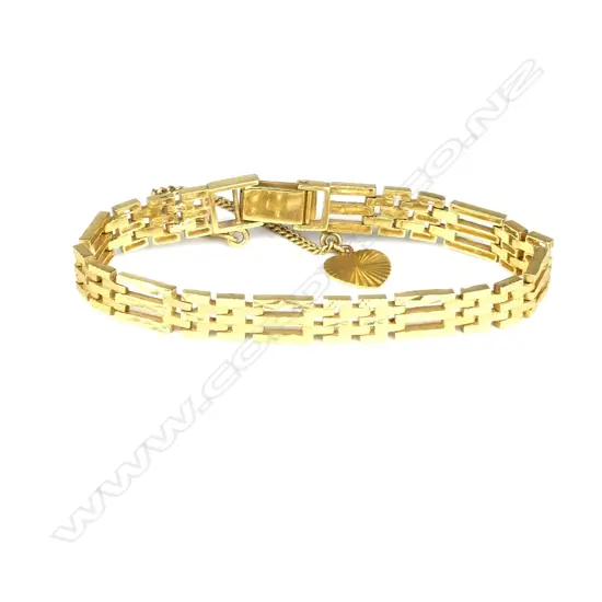 A 22ct gold bracelet